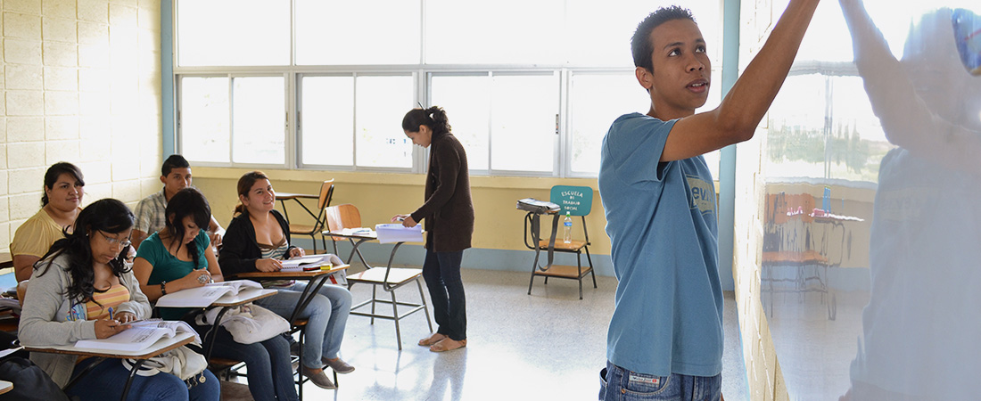 Proyecto METAS participant in a classroom Proyecto METAS participant in a classroom