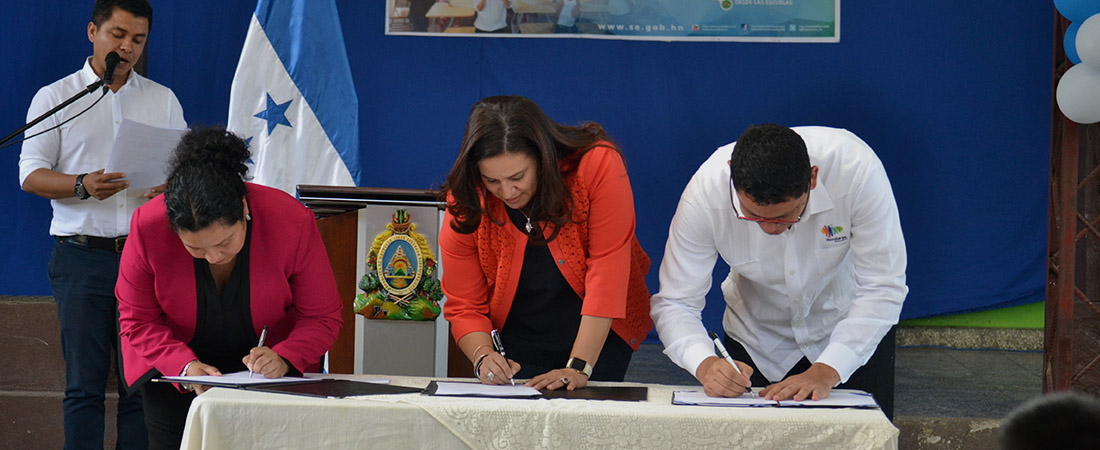 The signing ceremony included (left to right): EDC’s Jessica Miranda, First Lady of Honduras Ana García de Hernández, and Minister of Education Marlon Escoto. The signing ceremony included (left to right): EDC’s Jessica Miranda, First Lady of Honduras Ana García de Hernández, and Minister of Education Marlon Escoto.
