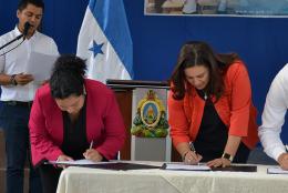 The signing ceremony included (left to right): EDC’s Jessica Miranda, First Lady of Honduras Ana García de Hernández, and Minister of Education Marlon Escoto.